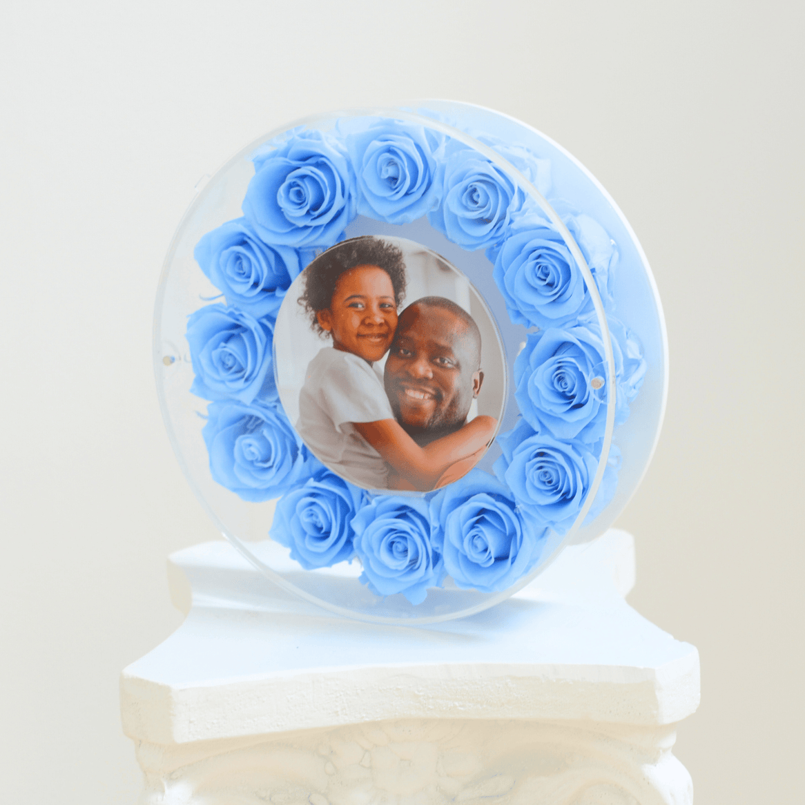 Round acrylic frame with preserved roses – Halo Signature
